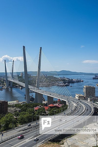 Blick auf Wladiwostok und die neue Zolotoy-Brücke  Russland  Europa