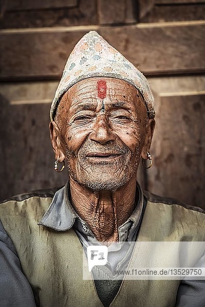 Newari Mann mit traditionellem Hut Bandipur Kathmandu Tal Nepal Asien