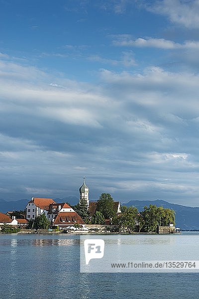 Blick von Nonnenhorn zur Halbinsel Wasserburg mit der barocken Kirche St. Georg Bayern Deutschland Europa