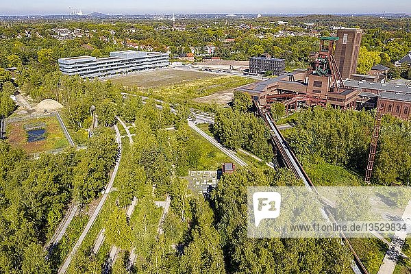 Welterbe Zeche Zollverein in Essen Zollverein Park ehemaliger Gleis Boulevard hinten Schacht 1/2/8 und Folkwang Universität der Künste Drohnenaufnahme Essen Nordrhein-Westfalen Deutschland Europa