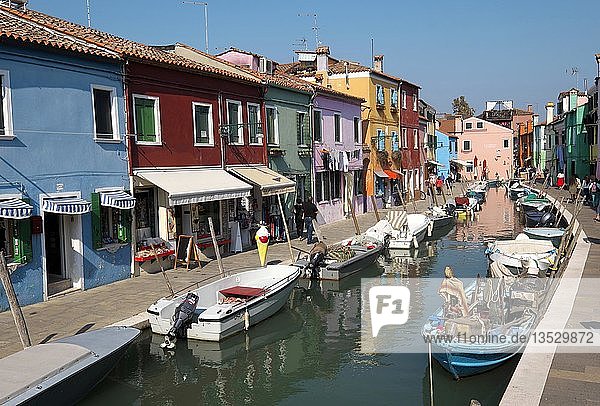 Typische bunte Häuser am Kanal  Insel Burano  Venedig  Venetien  Italien  Europa