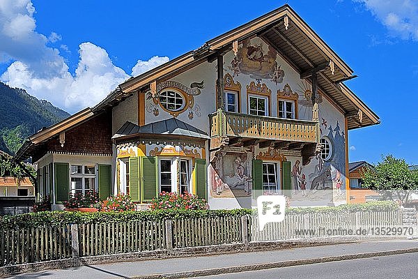 Rotkäppchenhaus mit typischer Lüftlmalerei  Oberammergau  Passionsspieldorf  Ammertal  Ammergauer Alpen  Oberbayern  Bayern  Deutschland  Europa