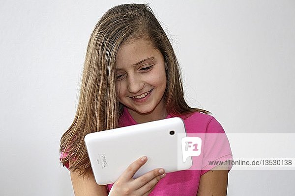 Mädchen mit einem Tablet-PC Deutschland Europa