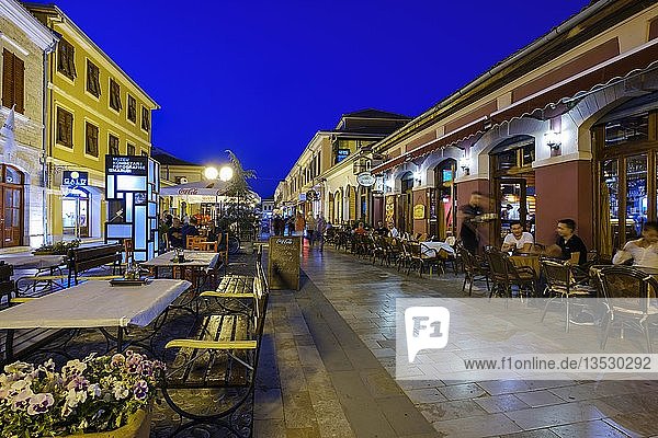 Fußgängerzone Rruga Kolë Idromeno im Stadtzentrum  Shkodra  Shkodër  Qark Shkodra  Albanien  Europa