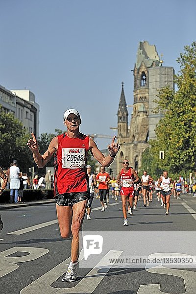 Läufer des Berlin-Marathons 2009 auf dem Kurfürstendamm  im Hintergrund die Kaiser-Wilhelm-Gedächtniskirche  Berlin  Deutschland  Europa