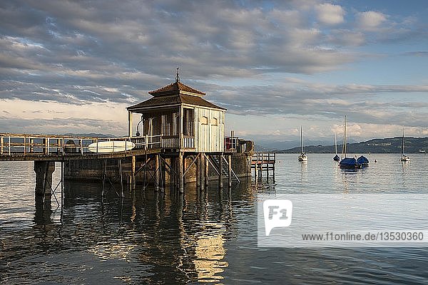 Badehäuschen im Abendlicht am Ufer der Halbinsel Wasserburg am Bodensee Bayern Deutschland Europa