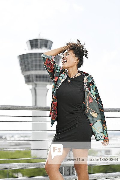 Junge Frau Fashion Fotoshooting am Flughafen München Deutschland Europa