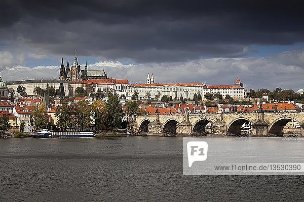 Karlsbrücke mit Prager Burg und Veitsdom  Prag  Tschechische Republik  Europa