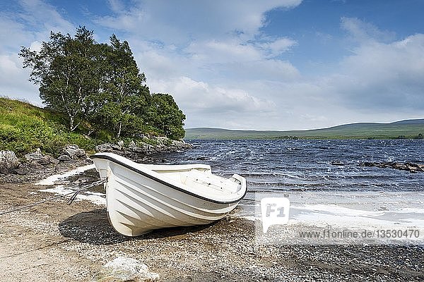 Weißes Fischerboot am Ufer des Loch Naver  County of Sutherland  Schottland  Vereinigtes Königreich  Europa