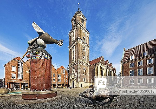 St. Lamberti Kirche mit Skulpturen  Marktplatz  Coesfeld  Münsterland  Nordrhein-Westfalen  Deutschland  Europa