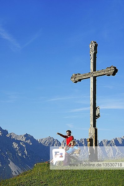 Wanderer auf dem Gipfel der Kraftalm  im Rücken Wilder Kaiser  Itter  Kitzbüheler Alpen  Tirol  Österreich  Europa