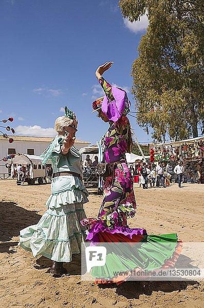 Frauen in bunten Kleidern tanzen die Sevillana Pfingsten Wallfahrt von EL Rocio Huelva-Provinz Andalusien Spanien Europa