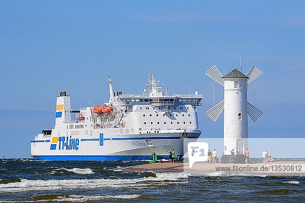 Das TT-Line Fährschiff Nils Dacke am alten Windmühlenfeuer  Swinoujscie  Westpommern  Polen  Europa