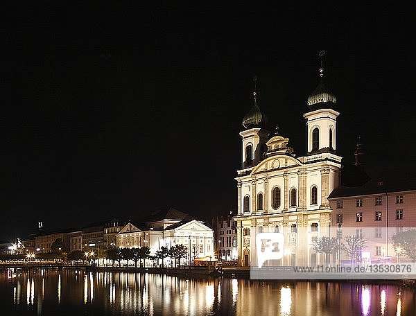 Jesuitenkirche an der Reuss bei Nacht  Luzern  Schweiz  Europa