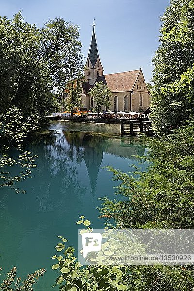 Klosterkirche  Benediktinerorden  Blautopf  Karstquelle  Blaubeuren  Alb-Donau-Kreis  Schwäbische Alb  Baden Württemberg  Deutschland  Europa