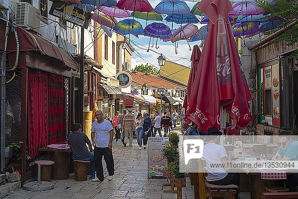 Bunte Regenschirme hängen in einer Straße  Skopje  Mazedonien  Europa