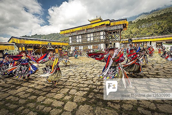 Tänzer beim Maskentanz religiöses Tsechu Klosterfest Gasa Tshechu Festival Gasa Distrikt Himalaya-Region Königreich Bhutan