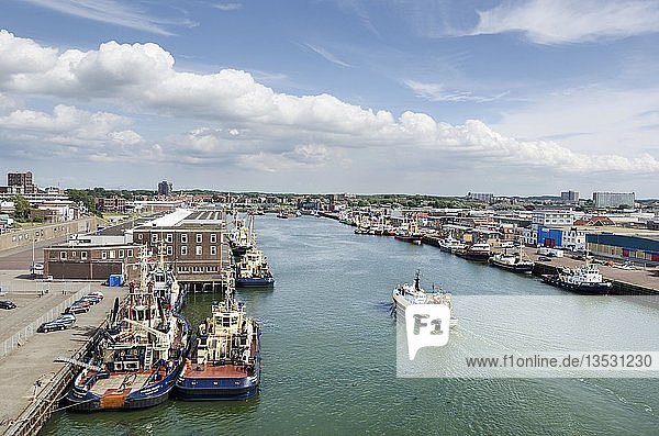 Hafen von Ijmuiden mit vertäuten Fischerbooten oder Trawlern und Schleppern  Nordholland  die Niederlande  Europa