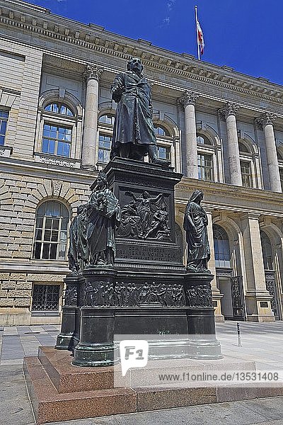 Statue des Freiherrn von Stein vor dem Landtag von Preußen  Berlin  Deutschland  Europa