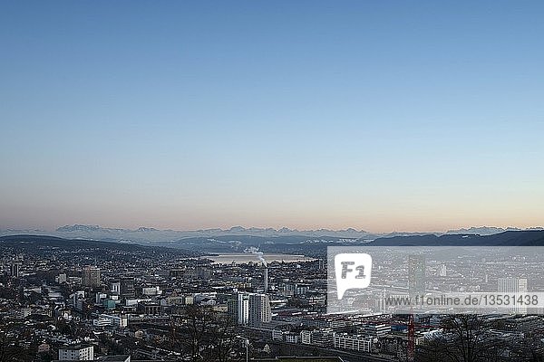 Stadtbild  im Hintergrund der Zürichsee  am Horizont die Schweizer Alpen  Zürich  Schweiz  Europa