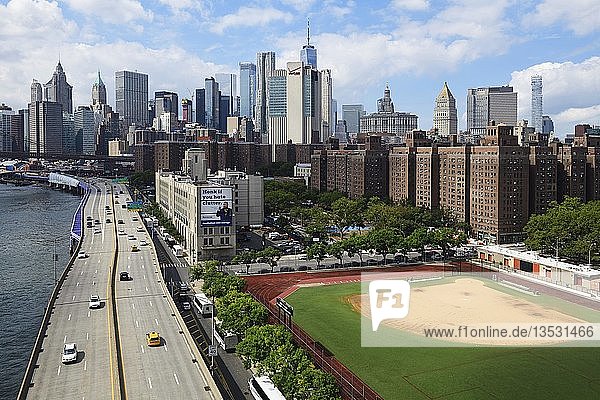 Blick von der Manhattan Bridge auf den Franklin Delano Roosevelt Drive  New York City  USA  Nordamerika