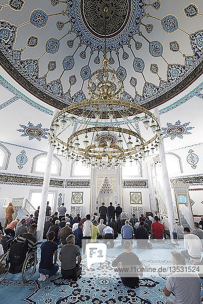 Freitagsgebet in der DITIB-Moschee Ransbach-Baumbach Ransbach-Baumbach Rheinland-Pfalz Deutschland Europa