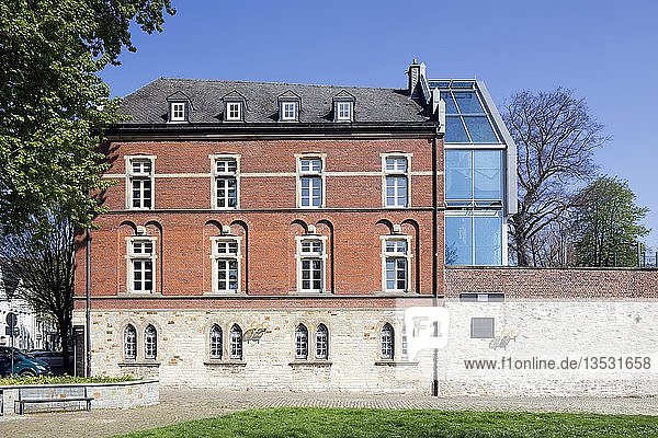 Haus der Dommusik  Johannes-Hatzfeld-Haus  ehemals Wohnhaus der Domkapitulare und Dompfarramt  Paderborn  Ostwestfalen  Nordrhein-Westfalen  Deutschland  Europa