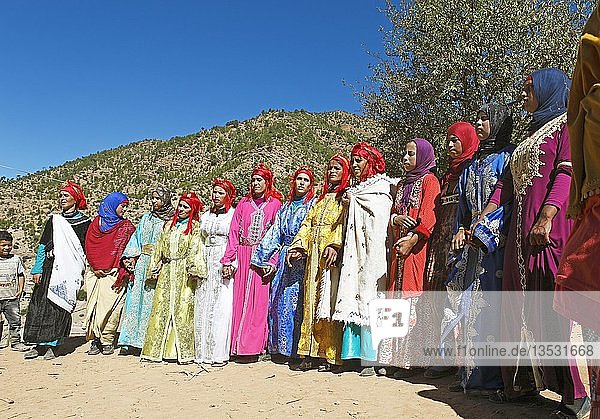 Tanzende Frauen in bunten Kleidern  Berber-Hochzeitsfeier im Hohen Atlas  Provinz Drâa-Tafilalet  Marokko  Afrika