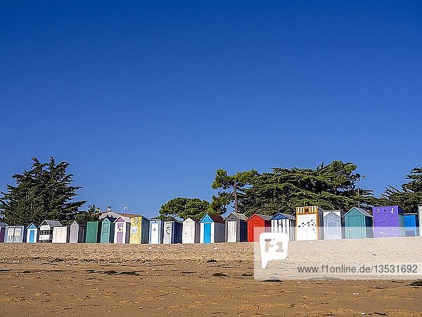 Bunte Strandkabinen in Saint-Denis-d'Oléron, Insel Oleron, Charente-Maritime, Nouvelle-Aquitaine, Frankreich, Europa