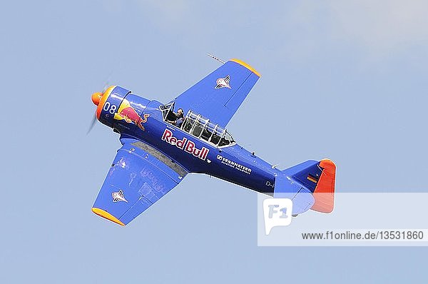 US-amerikanischer Militärtrainer North American T-6 Harvard unmittelbar nach dem Abheben Europas großes Oldtimer-Fliegertreffen auf der Hahnweide Kirchheim-Teck Baden-Württemberg Deutschland Europa