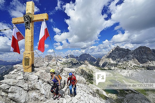 Wanderer am Gipfelkreuz des Paternkofels  Sextner Dolomiten  Hochpustertal  Südtirol  Italien  Europa