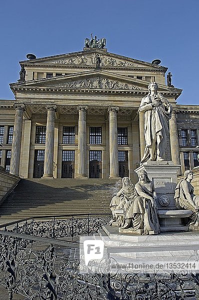 Konzerthaus Berlin  Konzerthaus am Gendarmenmarkt  mit Schillerdenkmal im Vordergrund  Berlin  Deutschland  Europa