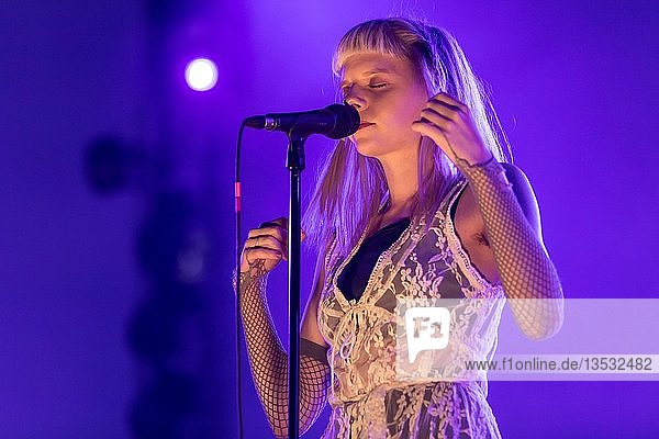 Die norwegische Sängerin Aurora live beim 25. Blue Balls Festival in Luzern  Schweiz  Europa