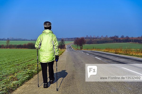 Frau beim Nordic Walking an einem frostigen Wintertag