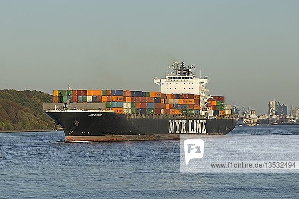 Containerschiff Nyk Line auf der Elbe  Finkenwerder  Hamburg  Deutschland  Europa