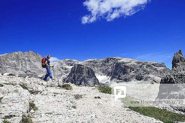 Hiker above the Büllele-Joch-Hütte and the summit of the Einser  Sexten Dolomites  Alta Pusteria  South Tyrol  Italy  Europe