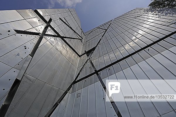Jüdisches Museum  Neubau von Daniel Libeskind  Detailaufnahme der Fassade  Berlin  Deutschland  Europa