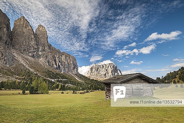 Hut at Grödner Joch  Langkofel at the back  Passo Gardena  Val Gardena  Dolomites  South Tyrol  Italy  Europe