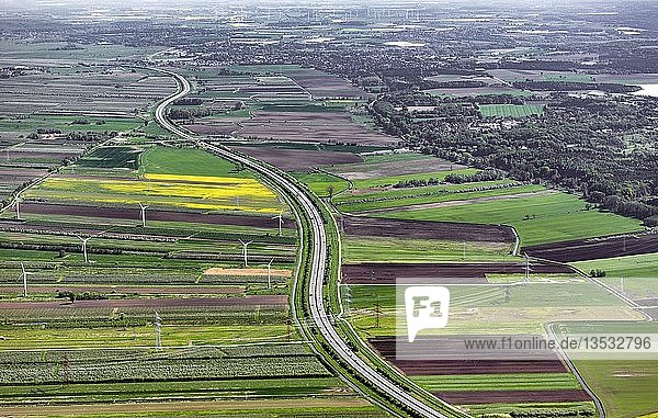 Agrarlandschaft mit Bundesautobahn BAB 26 zwischen Stade und Buxtehude Altes Land Niedersachsen Deutschland Europa