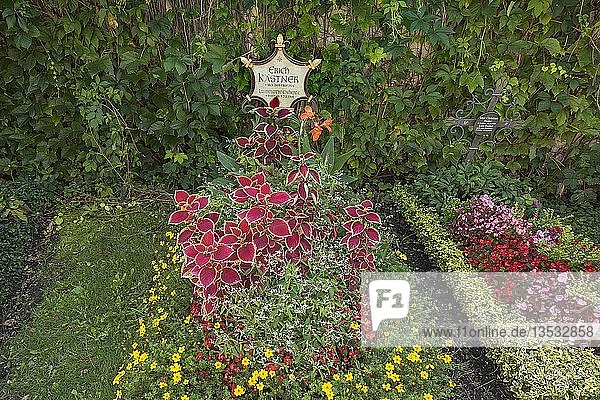 Grab von Erich Kästner 1899-1974 Schriftsteller Friedhof der Katholischen Filialkirche St. Georg Bogenhausen München Oberbayern Bayern Deutschland Europa