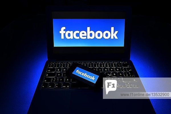 Smartphone mit Logo Facebook auf Tastatur Symbolbild Cybercrime Computerkriminalität Datenschutz Deutschland Europa