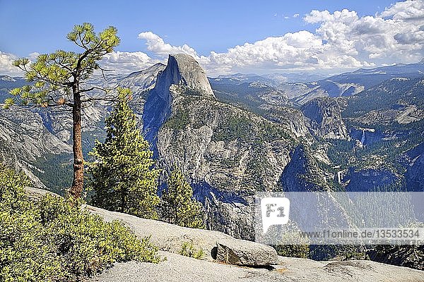 Glacier Point mit Blick auf das Yosemite Valley mit dem Half Dome  Vernal Fall und Nevada Fall  Clacier Point  Yosemite National Park  Kalifornien  Vereinigte Staaten  Nordamerika