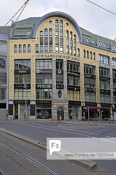 Gebäude der Hackeschen Höfe am Hackeschen Markt  Berlin  Deutschland  Europa  PublicGround  Europa
