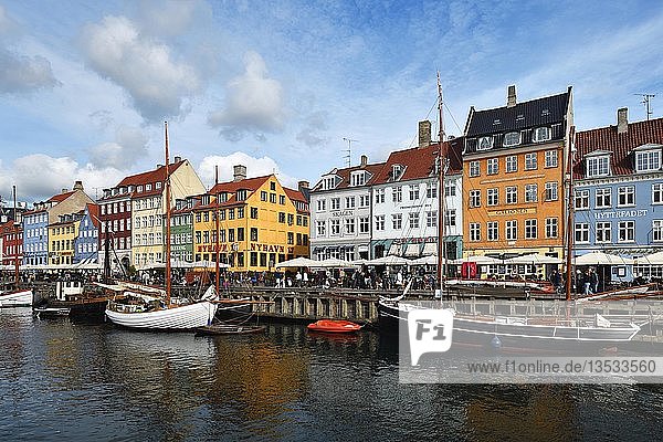 Segelboote auf dem Kanal vor bunten Häuserfassaden  Vergnügungsviertel  Nyhavn  Kopenhagen  Dänemark  Europa