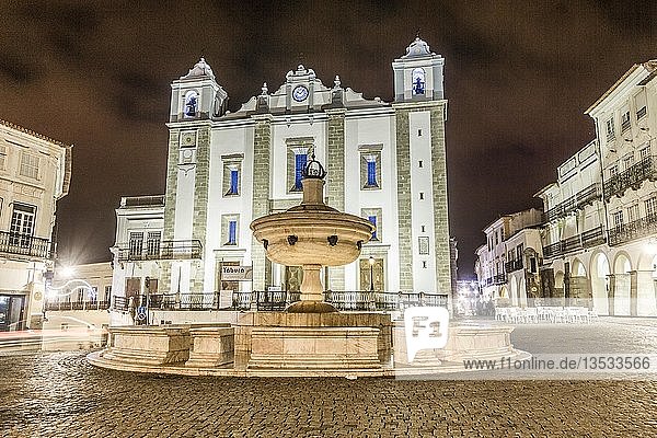 Brunnen und Sankt-Anton-Kirche  Giraldo-Platz  Nachtaufnahme  Evora  Alentejo  Portugal  Europa
