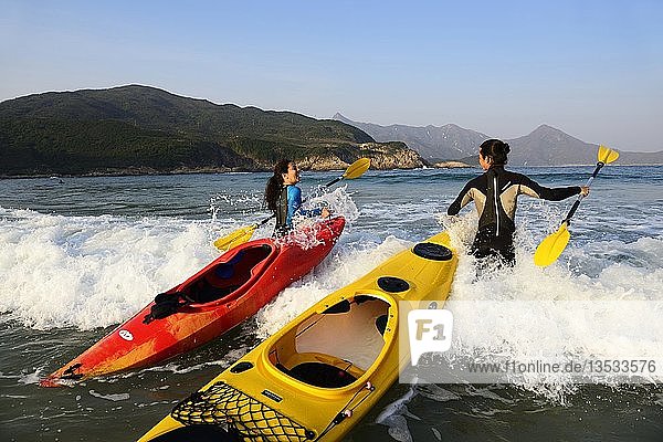 Kayakers at Sai Wan Beach  Big Wave Bay  also Tai Long Wan  Sai Kung Peninsula  New Territories  Hong Kong  China  Asia