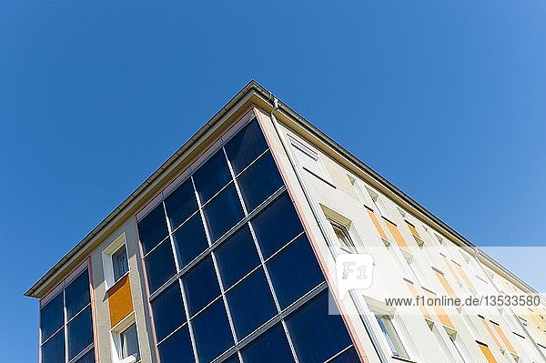 Wohnhaus mit Sonnenkollektoren an der Fassade  Lübbenau  Brandenburg  Deutschland  Europa