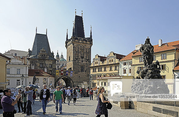 Touristen auf der Karlsbrücke  Blick auf den Brückenturm auf der Mala Strana  Prag  Böhmen  Tschechische Republik  Europa