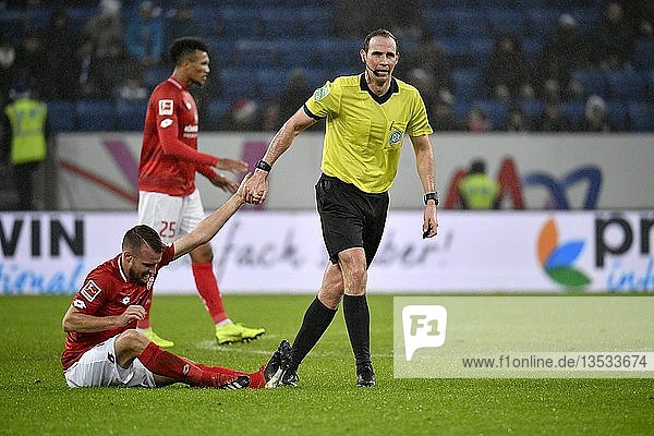 Schiedsrichter Sascha Stegemann hilft Daniel Brosinski 1. FSV Mainz 05 auf die Beine Fairplay Wirsol Rhein-Neckar-Arena Sinsheim Baden-Württemberg Deutschland Europa