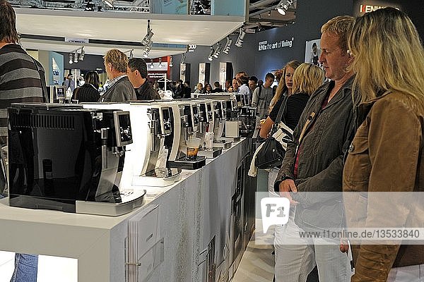 Besucher betrachten Kaffeemaschinen auf der Internationalen Funkausstellung IFA 2009 in Berlin Deutschland Europa